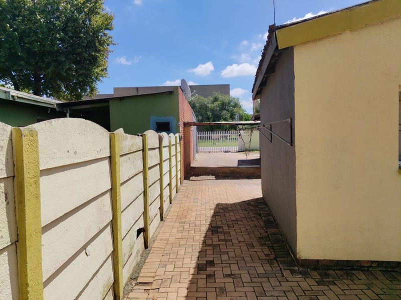 Guess House for sale with potential income - Photo 8