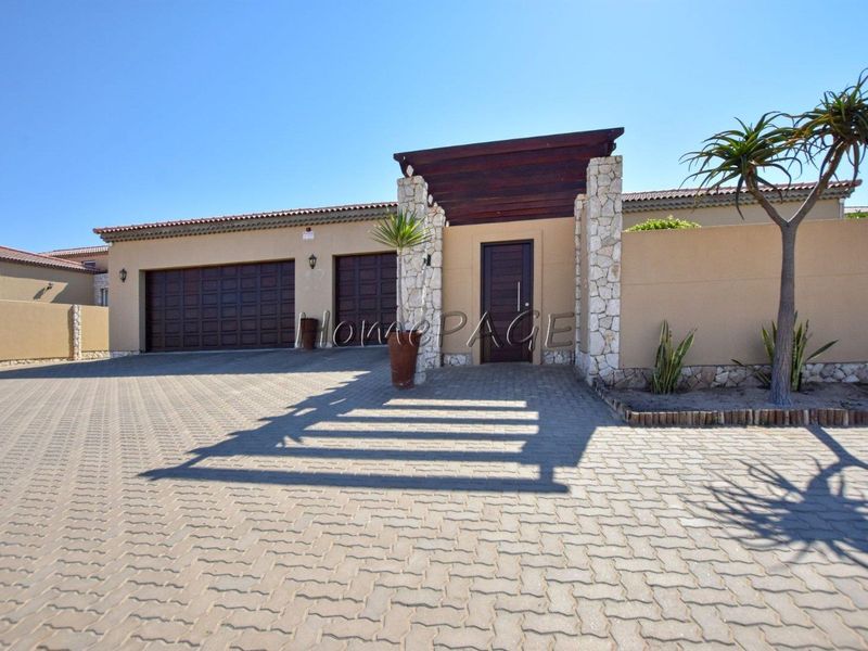 Rossmund Golf Estate, Swakopmund:  Large, Neat, Upmarket Home is for Sale - Photo 2