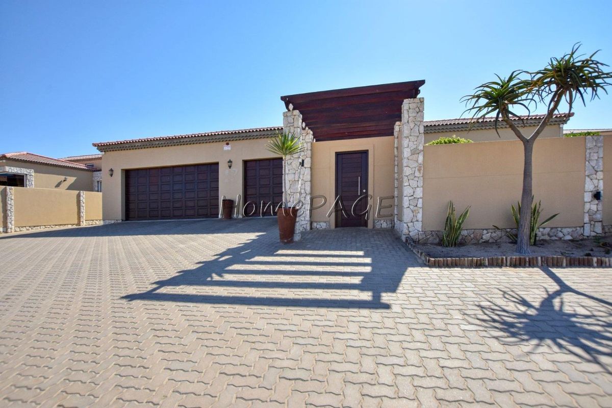 Rossmund Golf Estate, Swakopmund:  Large, Neat, Upmarket Home is for Sale - Photo 2