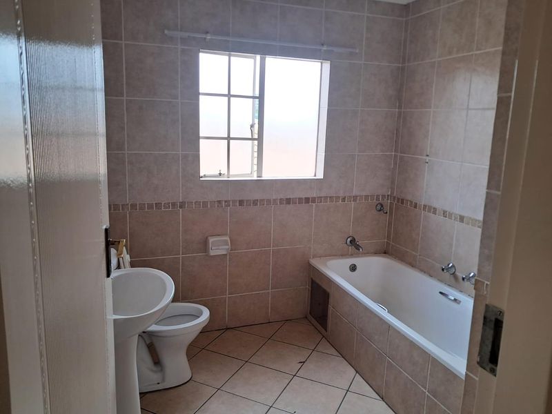 3 Bedroom Apartment for Sale - Photo 8