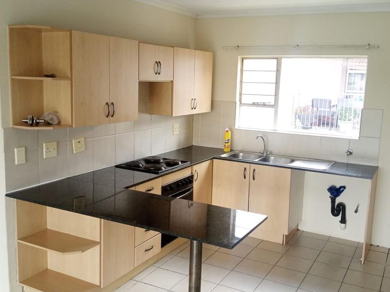 Gorgeous apartment close to amenities - Photo 4