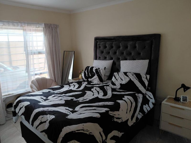 Elegant 3-Bedroom Family Home in the Heart of Dawn Park - Photo 10