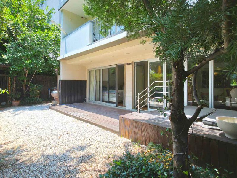 Ground floor 3 Bedroom Apartment with lots of private and communal gardens - Photo 2