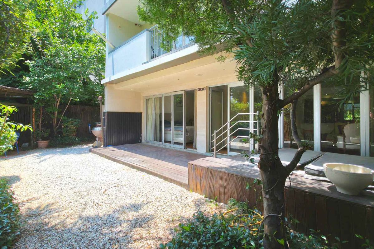 Ground floor 3 Bedroom Apartment with lots of private and communal gardens - Photo 2