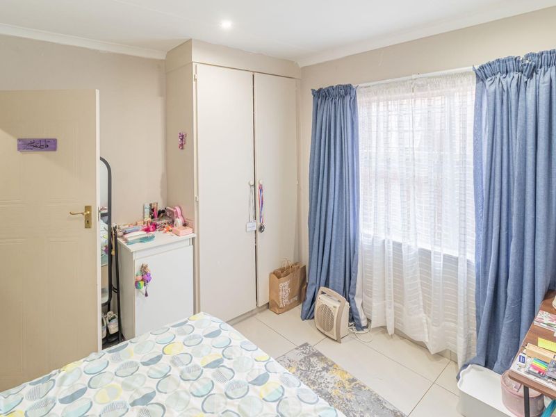 To Let in Helderkruin - Secure Complex - Photo 10