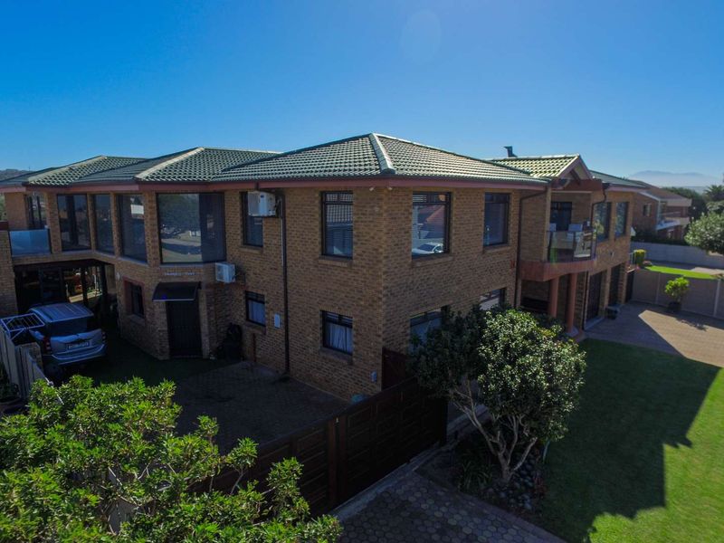 Prime 7 Bedroom Coastal Family Residence in Bayview, Hartenbos - Photo 5