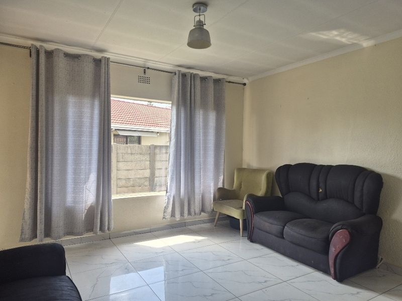 Large family home in Klippoortjie Boksburg - Photo 5