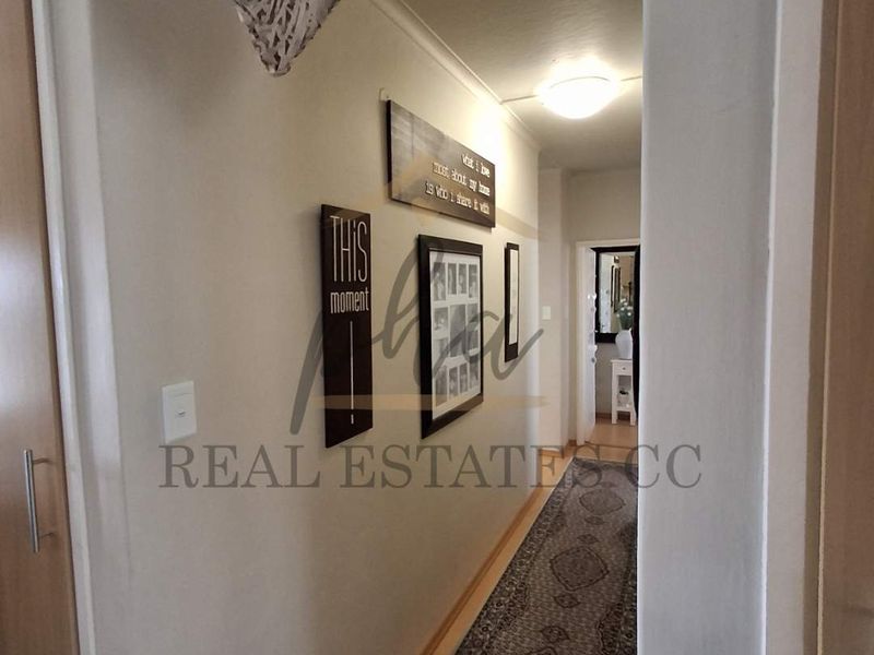 Beautifully Renovated Secure Apartment – Walking Distance to the Ocean - Photo 6