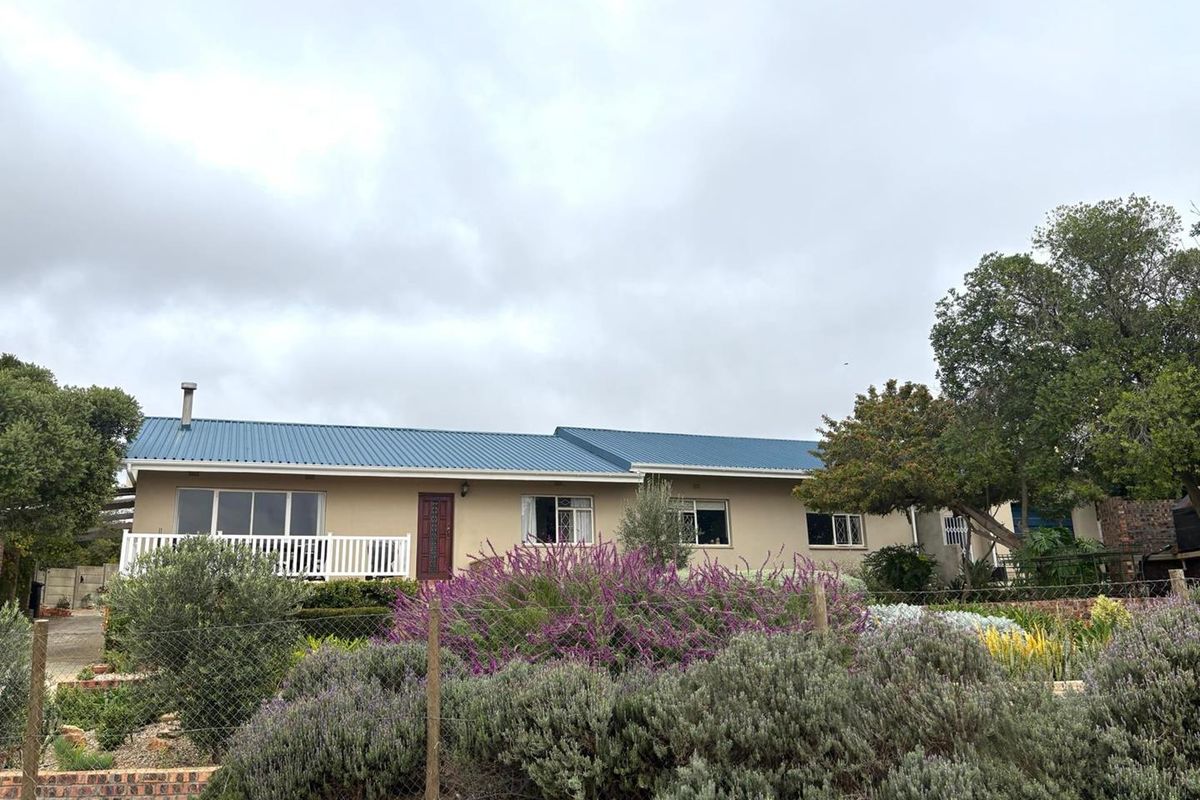 Location, Views, Space, and a Beautifully Updated Interior — Exceptional Value in Upper Darling - Photo 2