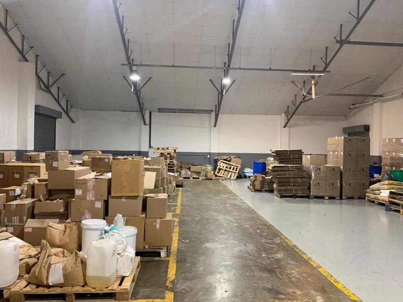 Spacious Warehouse with Office & Mezzanine – Prime Location! - Photo 9