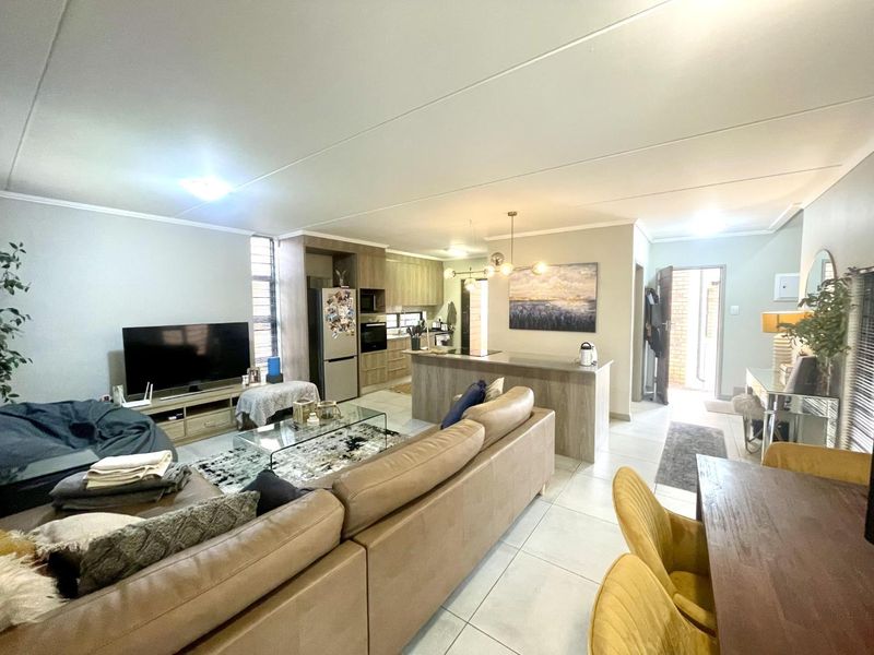 Effortless Living for the Modern Family – 3-Bed Townhouse in Amberfield - Photo 5