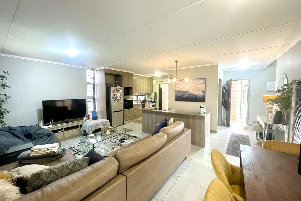 Effortless Living for the Modern Family – 3-Bed Townhouse in Amberfield - Photo 5