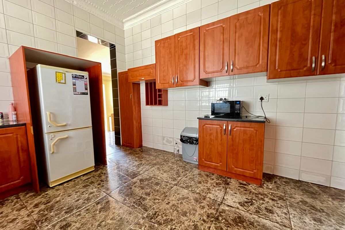 STUNNING FAMILY HOME WITH FLATLET - Photo 5