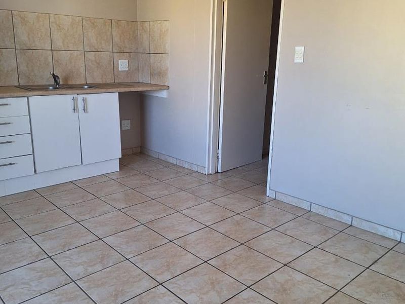 Bachelor flat - Photo 2
