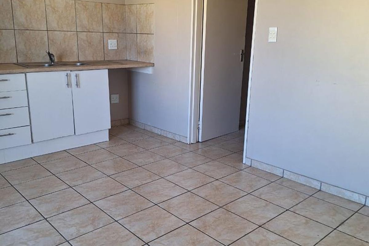 Bachelor flat - Photo 2