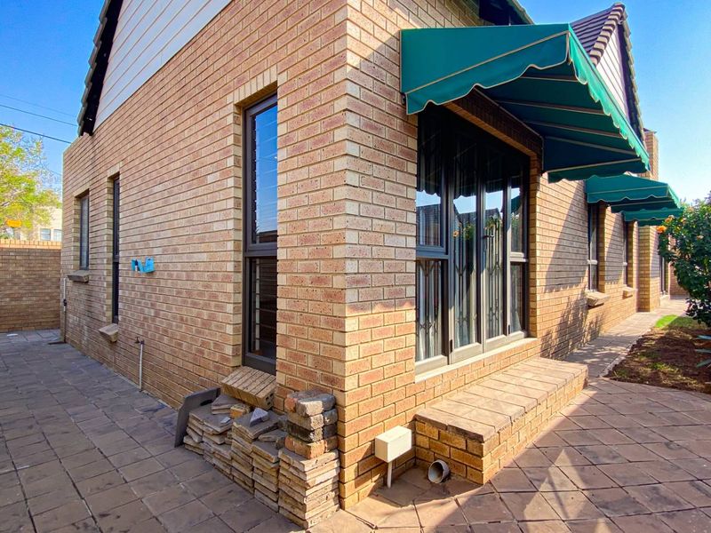 Exquisite Facebrick Cluster, Only 4 in complex! - Photo 3