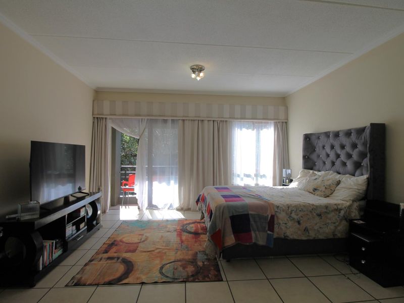 Lovely and sunny BACHELOR/STUDIO apartment - Photo 1