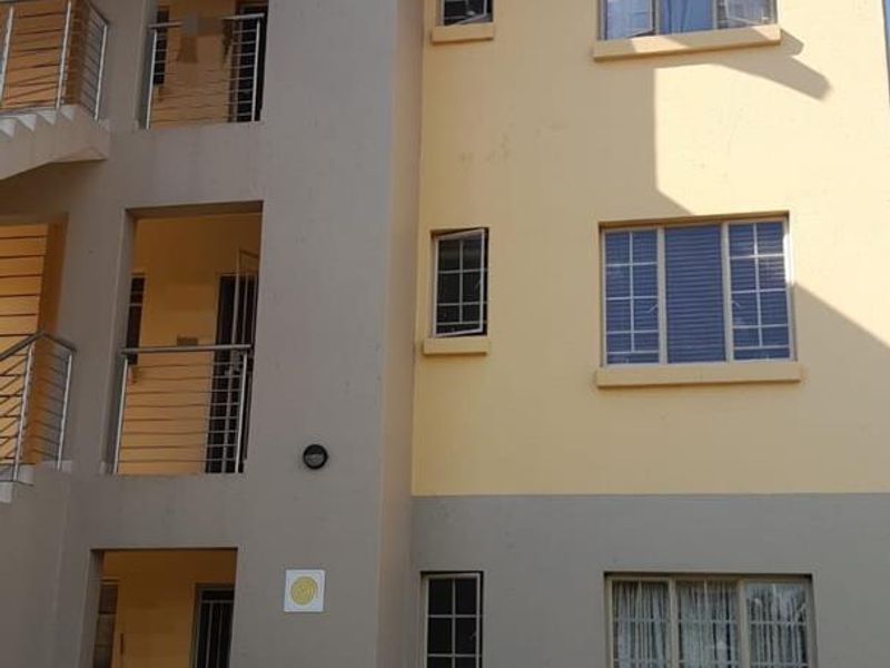 Stunning 2 bedroom unit in secure complex - Photo 9