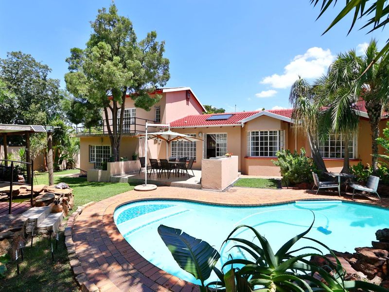 Ideally located 4 Bedroom/3.5 Bathroom Family Home - Photo 1