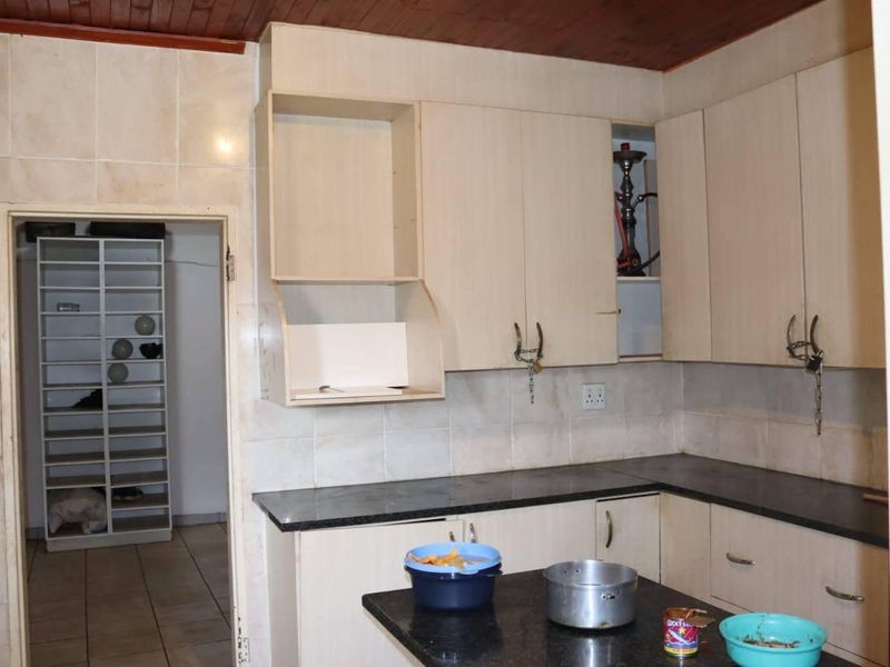 Spacious 3 Bedroom Family Home with Large Yard in Homelake - Photo 4
