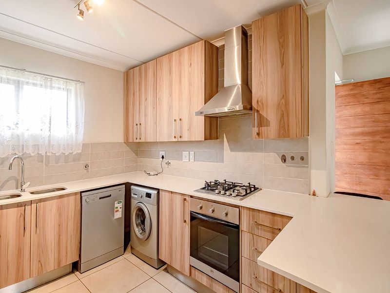 Immaculate 2 bed, 2 bath  Ground unit with very large garden - Photo 9