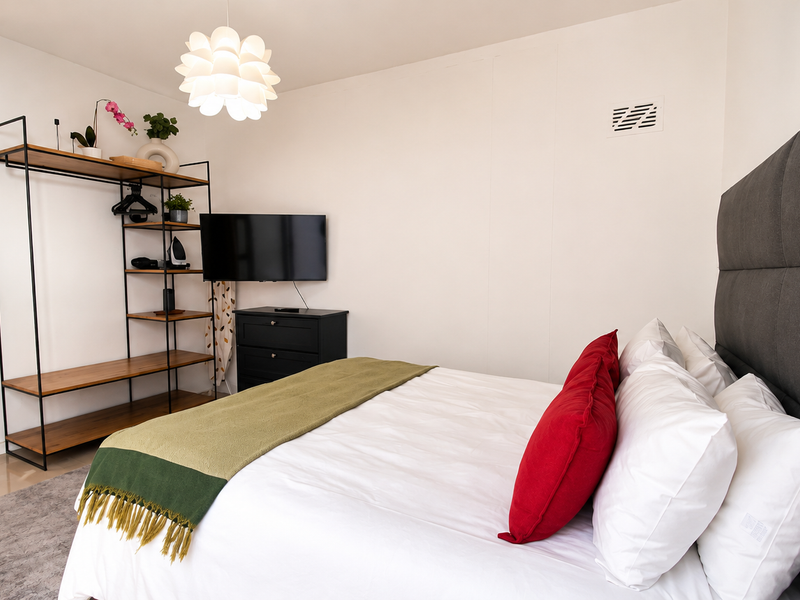 Secure Furnished Studio with Patio & Parking - Tamboerskloof - Photo 7