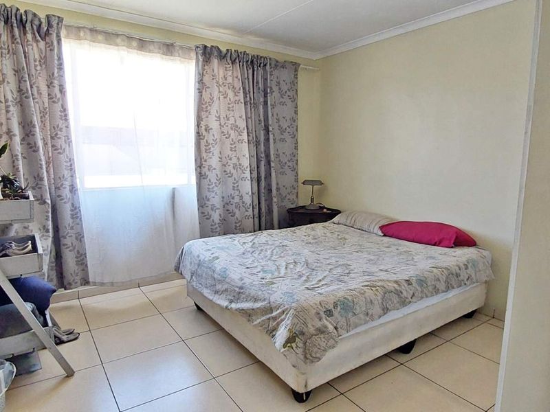 Refurbished 2 Bed Corner Unit. - Photo 7