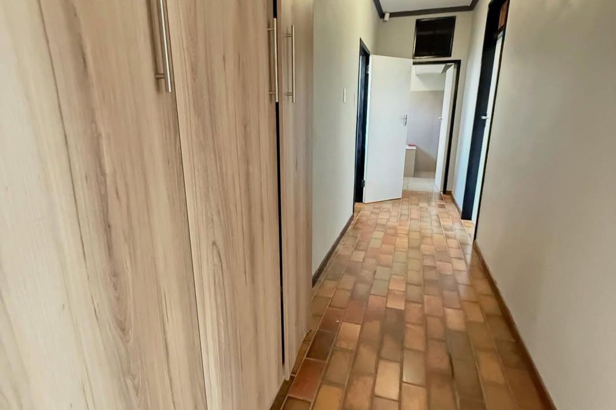 Spacious Family Home with Flat in Prime Eros Park Location - Photo 5