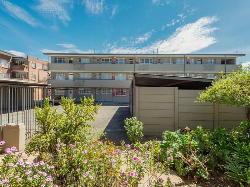 Comfortable Ground-Floor Living with Bright Sunroom - Photo 3