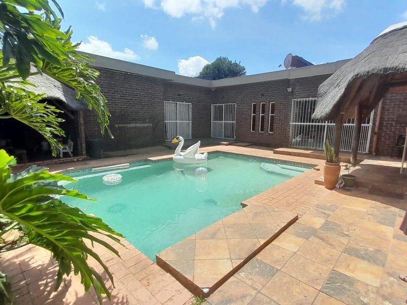 Spacious 4 bedroom house with flatlet - Photo 7