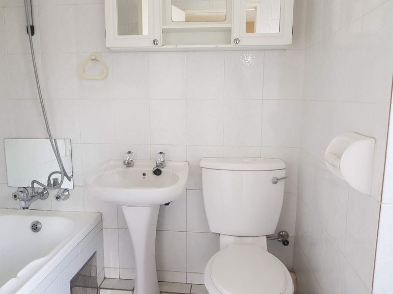 Sunny North-Facing Top Floor Apartment! - Photo 10