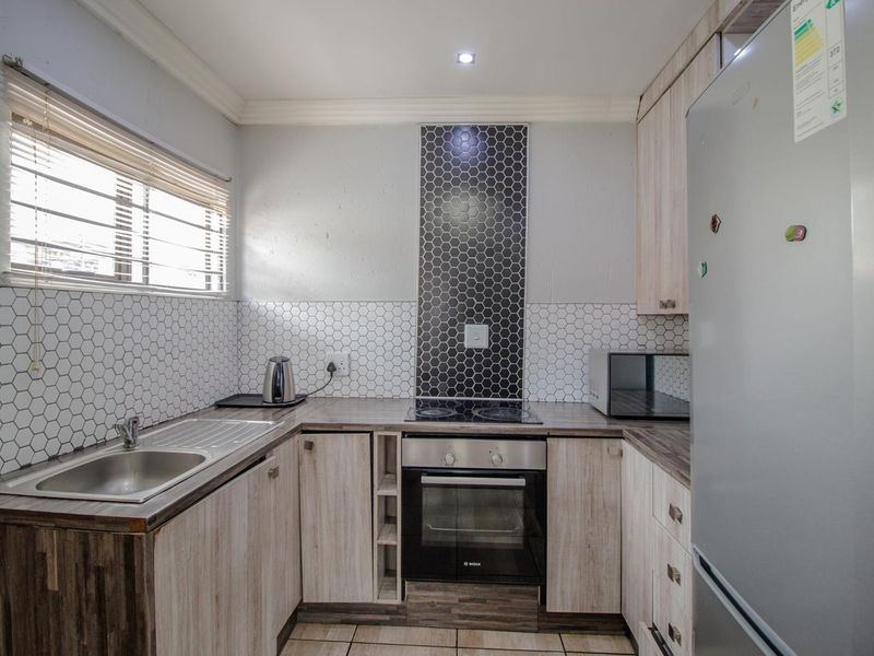 For Sale: Stunning 3-Bedroom Home! - Photo 2