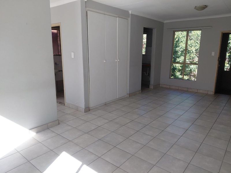 SOUGHT AFTER AND SECURE! - Photo 7