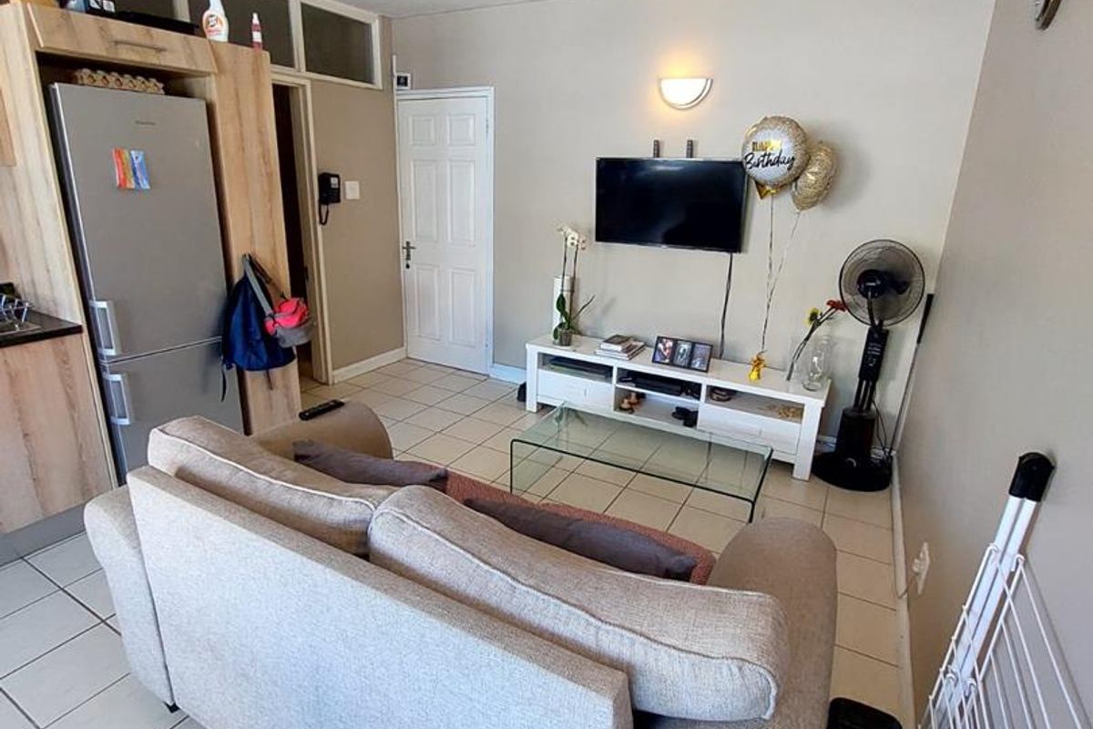 Furnished 1-Bedroom Apartment To Rent in Cape Town City Bowl - Photo 4