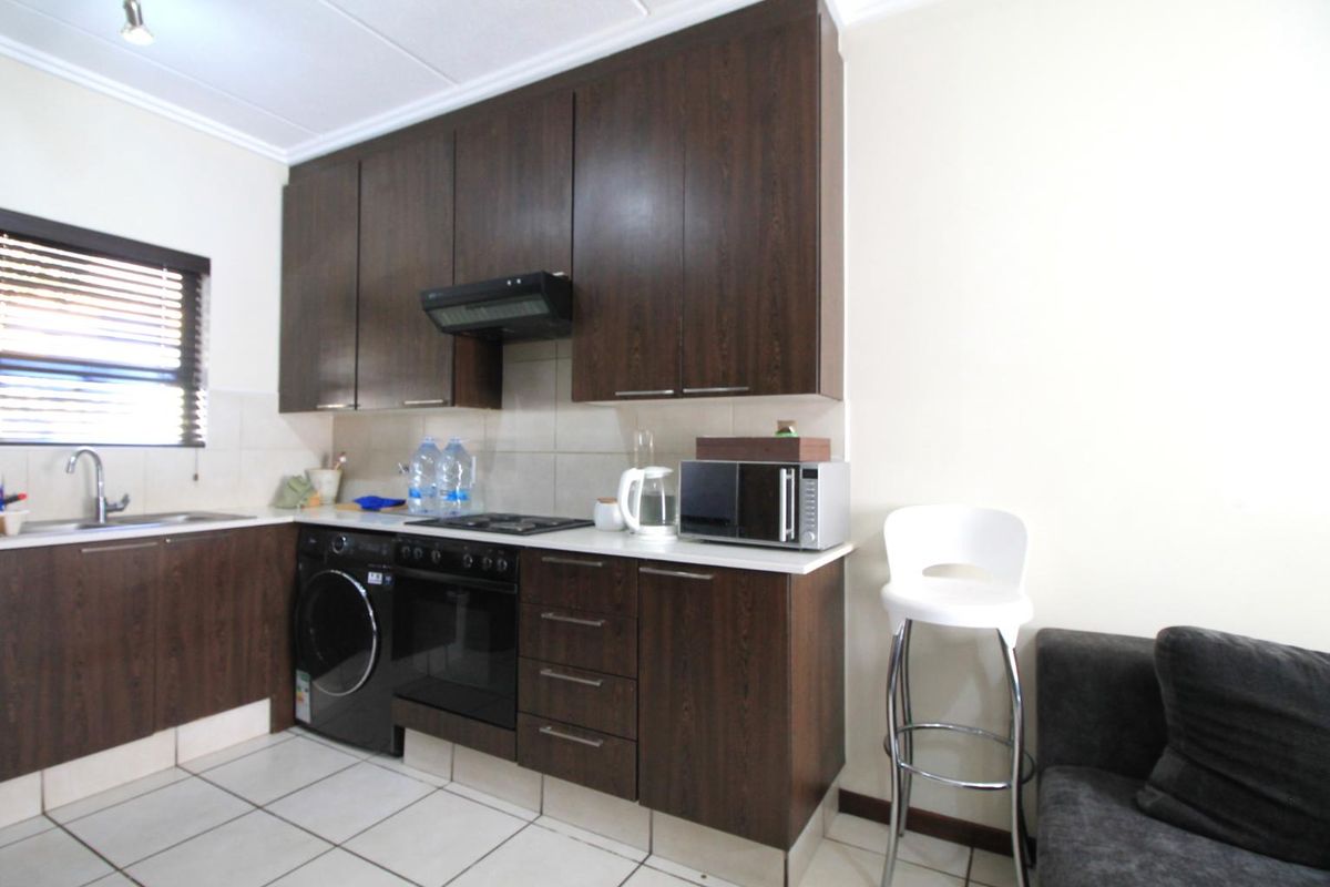 Spacious 2 bedroom townhouse in Broadacres - Photo 4