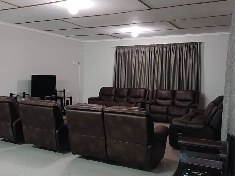 5-Bedroom house.on corner erf, priced to sell or nearest cash offer!!! - Photo 5