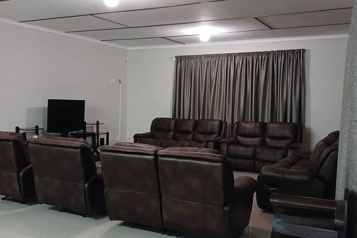 5-Bedroom house.on corner erf, priced to sell or nearest cash offer!!! - Photo 5