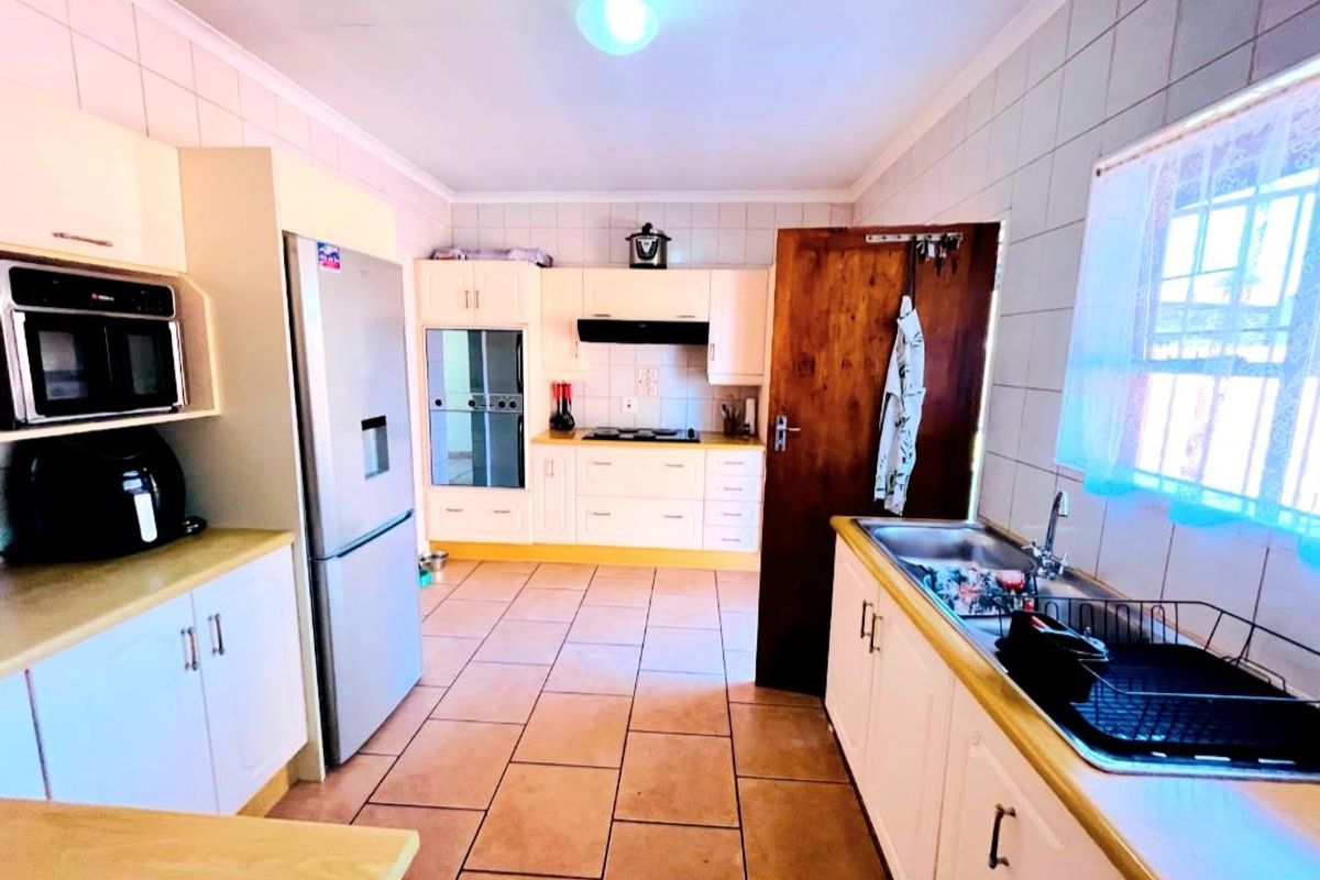 Move-in ready - Photo 3