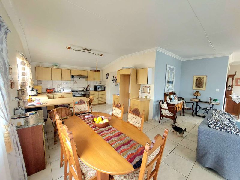 Main House + 2 Flats: Perfect Rental Investment Opportunity - Photo 4