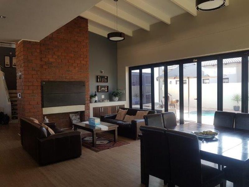5 Bedroom House For Sale in Walvis Bay, North Meersig - Photo 2
