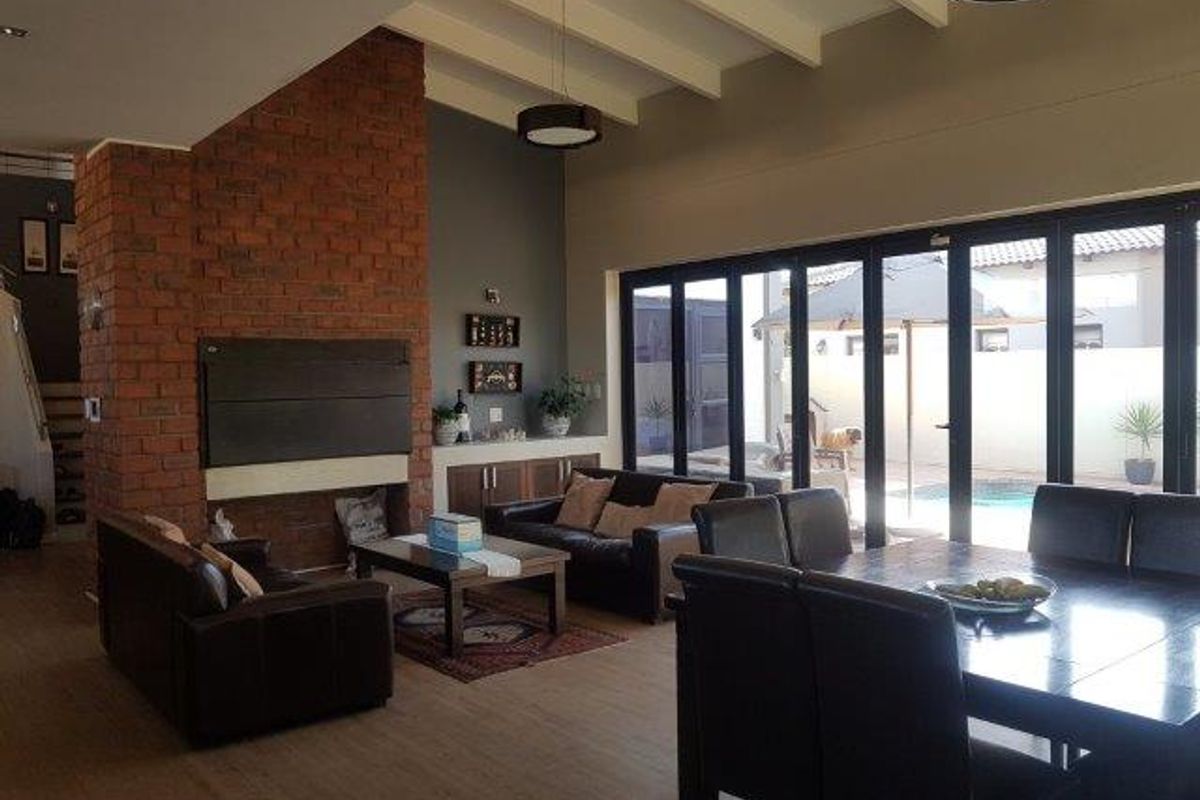 5 Bedroom House For Sale in Walvis Bay, North Meersig - Photo 2