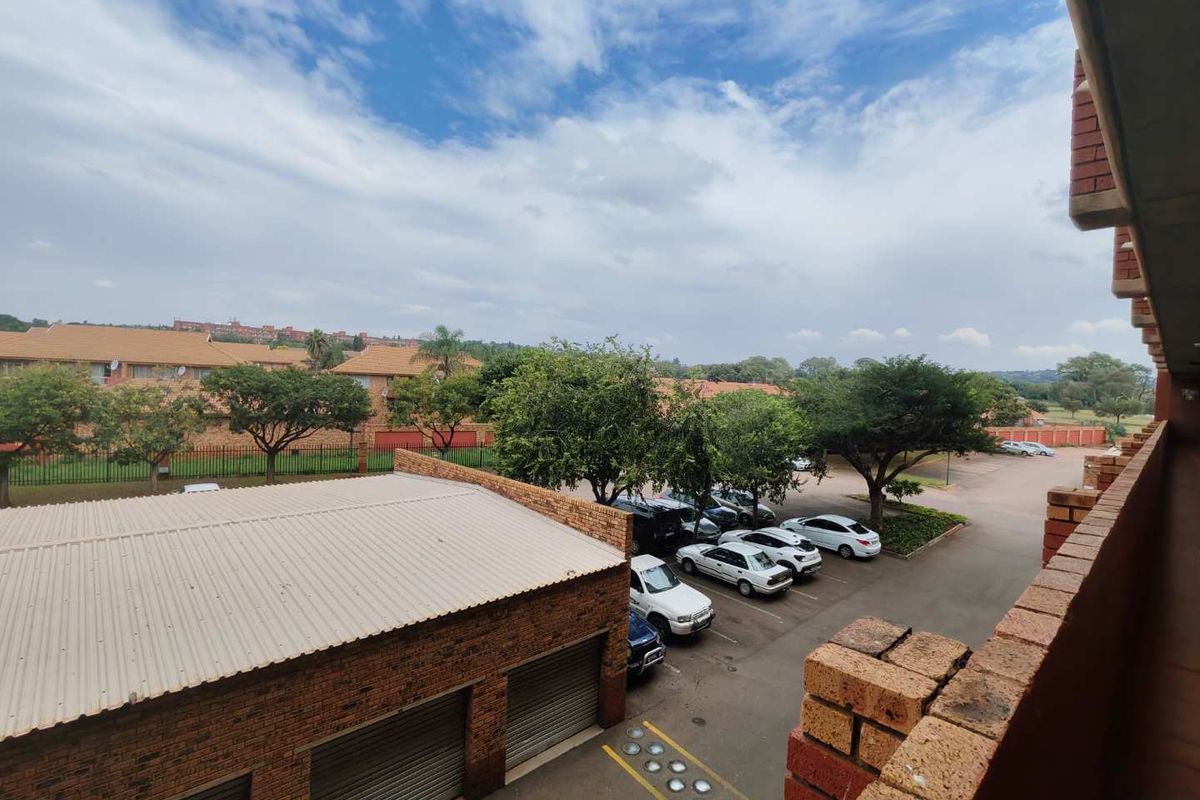 CLOSE TO OUTSURANCE - WALKING DISTANCE FROM CENTURION MALL - Photo 3