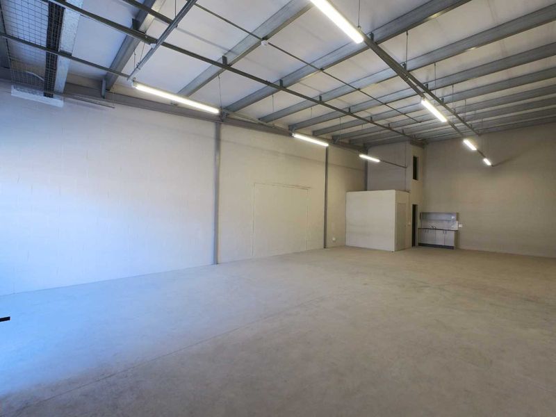 115sqm Warehouse space to let - Montague Gardens - Photo 10