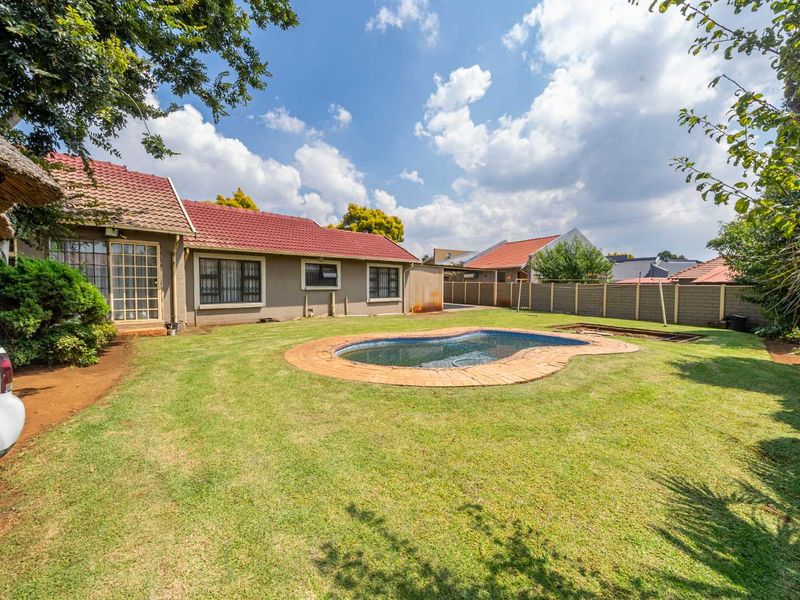 A ready to move in home in a secure area - Photo 7