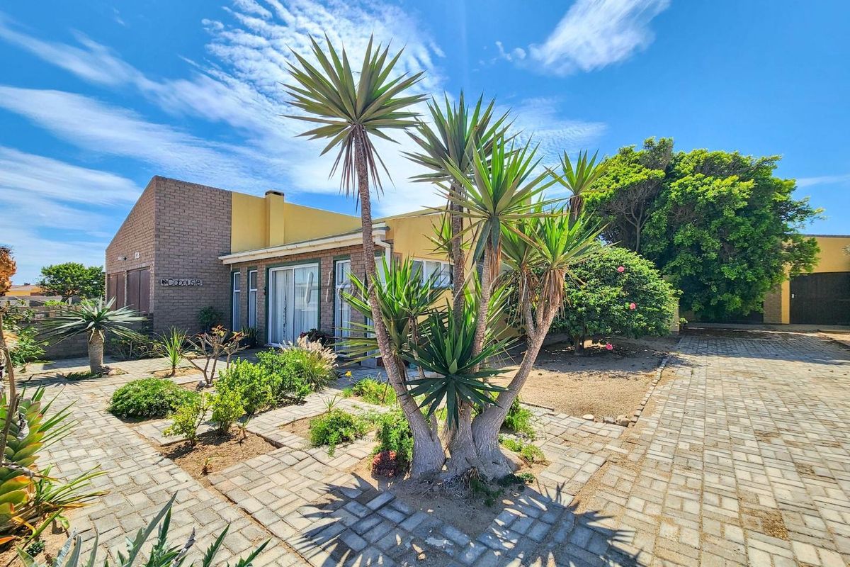 Ext 6, Henties Bay:  Older 3 Bedr home with flat AND LOADS OF POTENTIAL - Photo 3