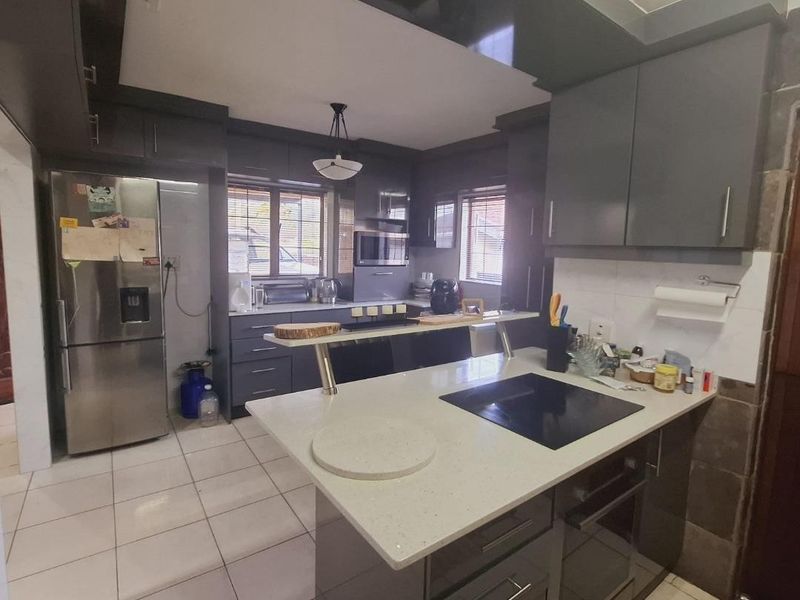 Spacious 3-Bed Home with Parking in Escombe - Photo 10