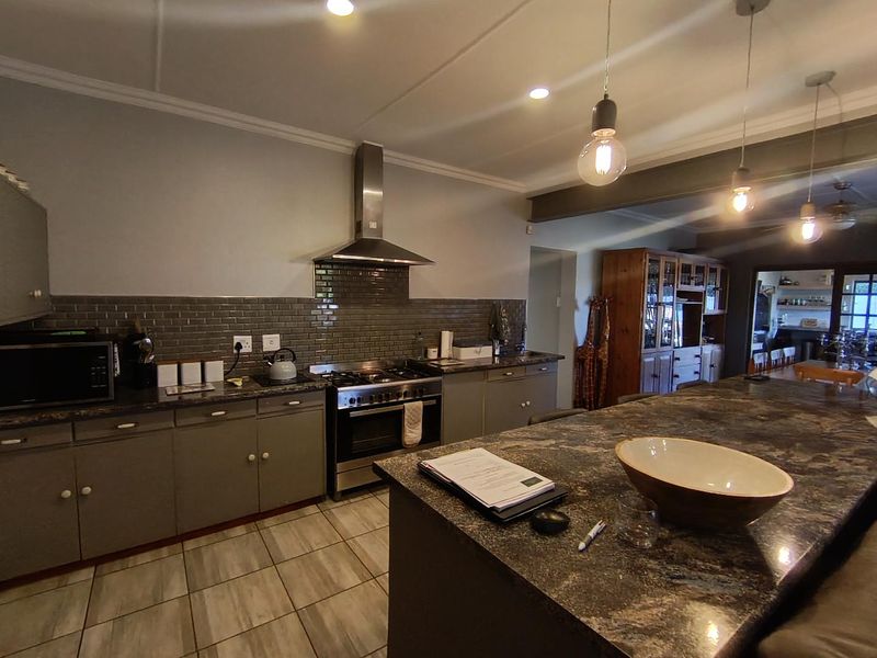 Spacious Living with Rental Income in Universitas - Photo 5