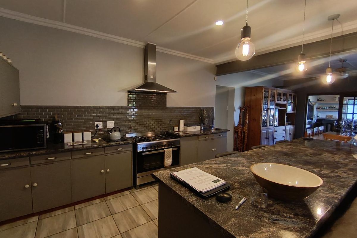 Spacious Living with Rental Income in Universitas - Photo 5