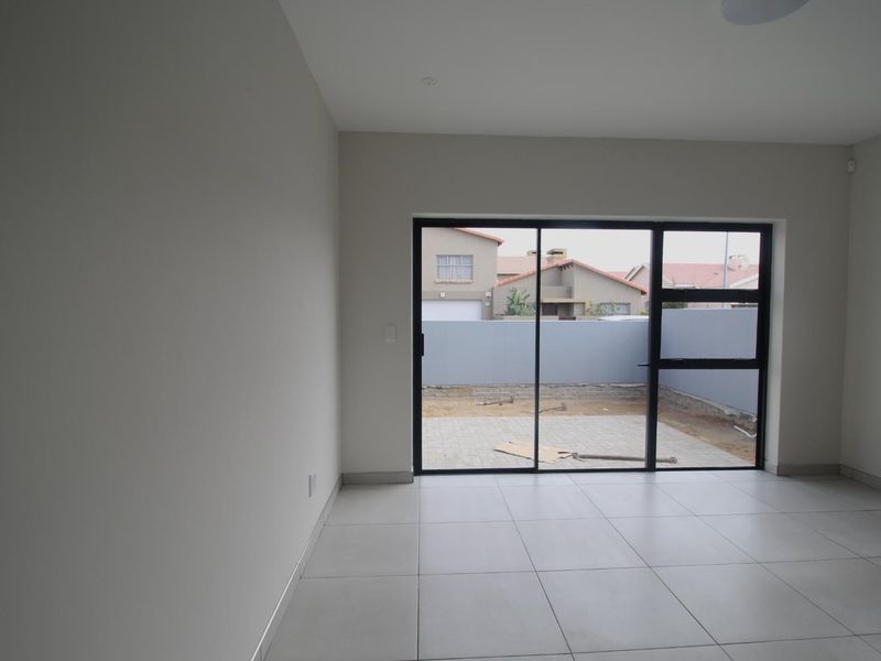 Open Plan 3 Bedroom House - Photo 10