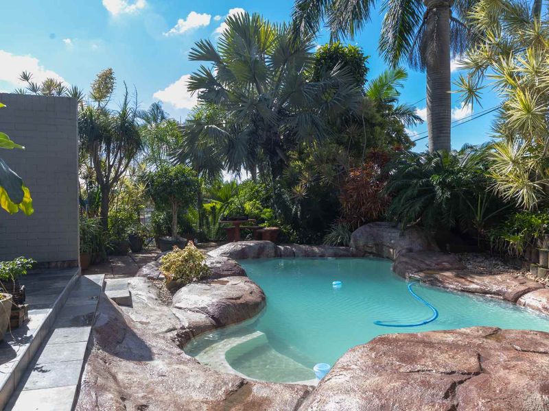 Beautiful 3-Bedroom Home with 2 Garden Cottages in Prime Escombe Location - Photo 3